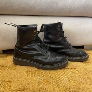 Dr. Martens 1460 8-eye Smooth Boots in Black